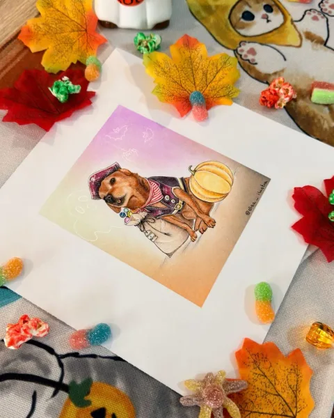 Ilustración de un perro vestido de pirata junto a una calabaza, entre hojas de otoño y golosinas.
